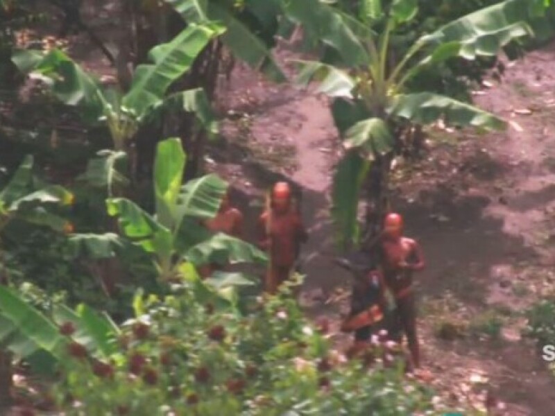 Au vrut sa fotografieze jungla amazoniana, dar au dat peste un trib necunoscut. Cum au reactionat bastinasii cand au vazut elicopterul