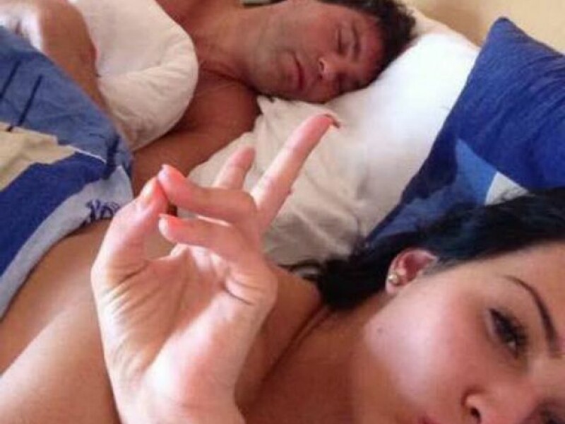 O pustoaica de 18 ani si-a facut un selfie cu o vedeta dupa o noapte de amor