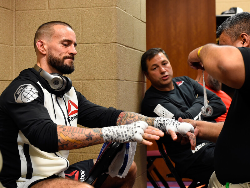 Suma castigata de CM Punk dupa debutul dezastruos in UFC: fostul wrestler a castigat 3.000 dolari pe secunda! Premiul total