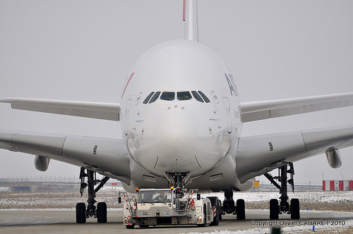 VIDEO. Ciocnire pe aeroportul JFK. Un Airbus A380 matura un CRJ 700