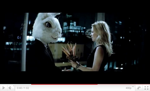 Iat-o pe Kate Moss cum seduce un iepure gigant! Dans in lenjerie intima