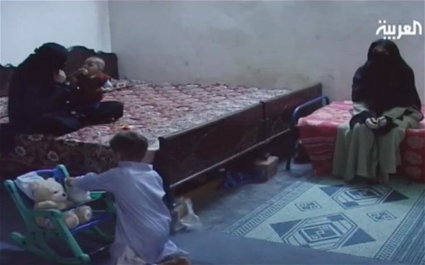 Primele imagini cu vaduvele si copiii lui Osama bin Laden in puscarie. VIDEO