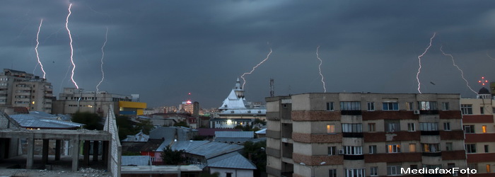 Informare meteo: ploi torentiale, descarcari electrice si vant puternic in aproape toata tara
