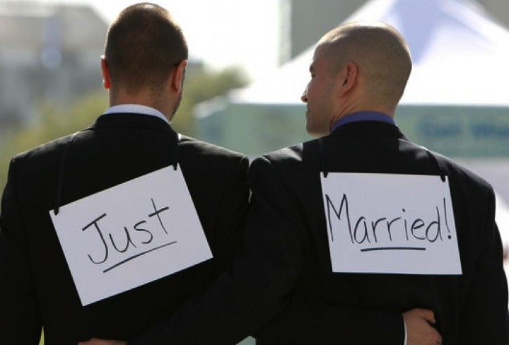Franta ar putea deveni a 14-a tara care legalizeaza casatoriile intre homosexuali