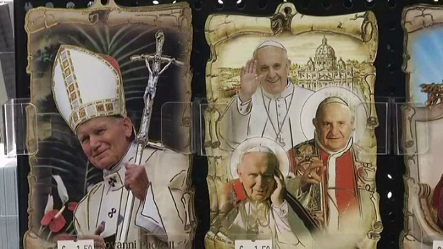 Cat de sfinte sunt hainele Papei Ioan Paul al II-lea. Controversele aparute cu cateva zile inainte de sanctificare