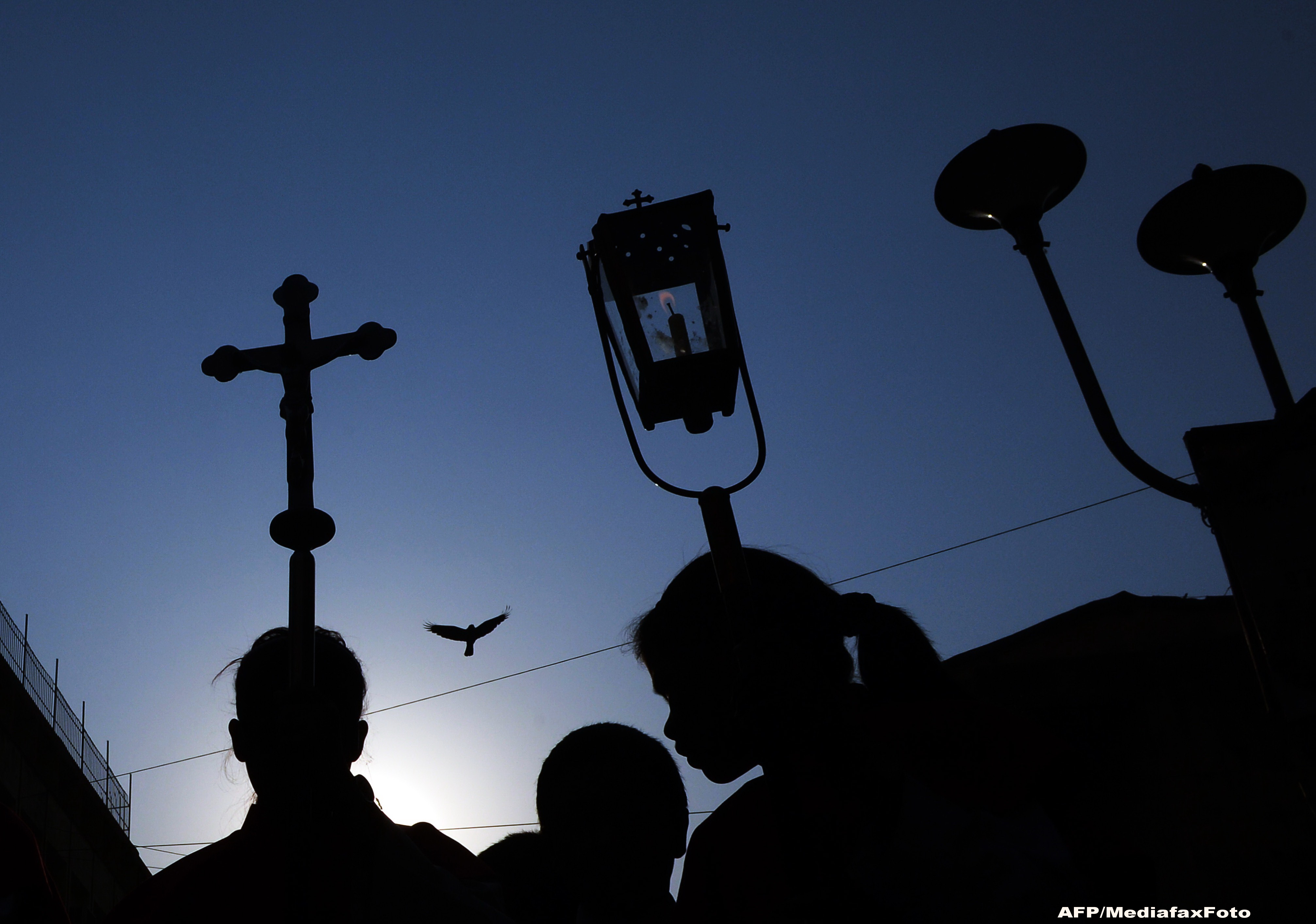 Ucis de cruce. Un crucifix ridicat in memoria Papei Ioan Paul al II-lea a strivit un tanar de 21 de ani, in timpul ceremoniei