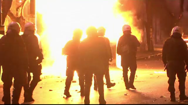 Proteste in Grecia. Anarhistii au atacat cu pietre si cocktailuri Molotov fortele de politie, in centrul Atenei