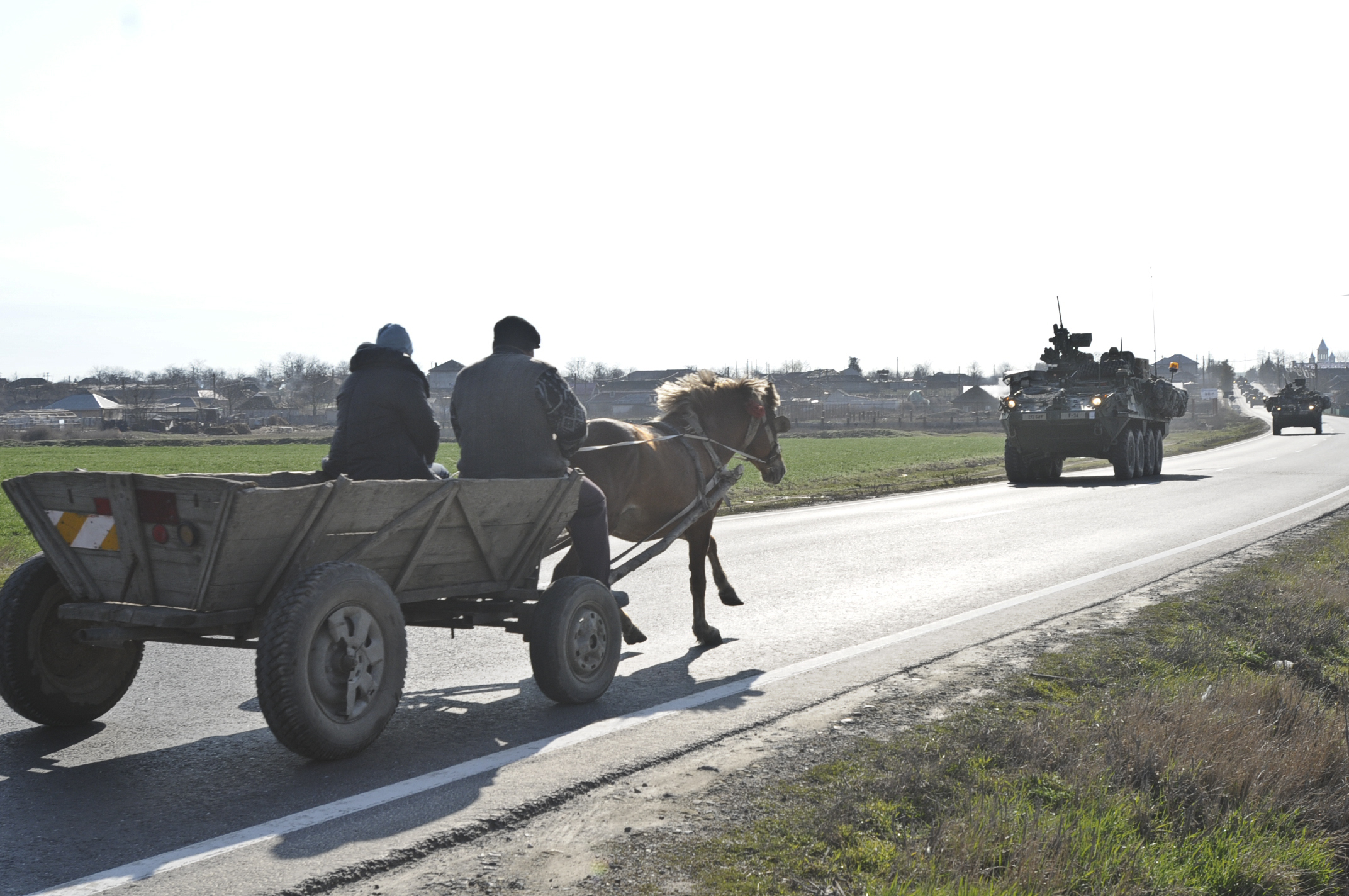 Ciocnirea civilizatiilor, pe un drum judetean din Dobrogea. Blindatele americane Stryker si caruta romaneasca cu un cal