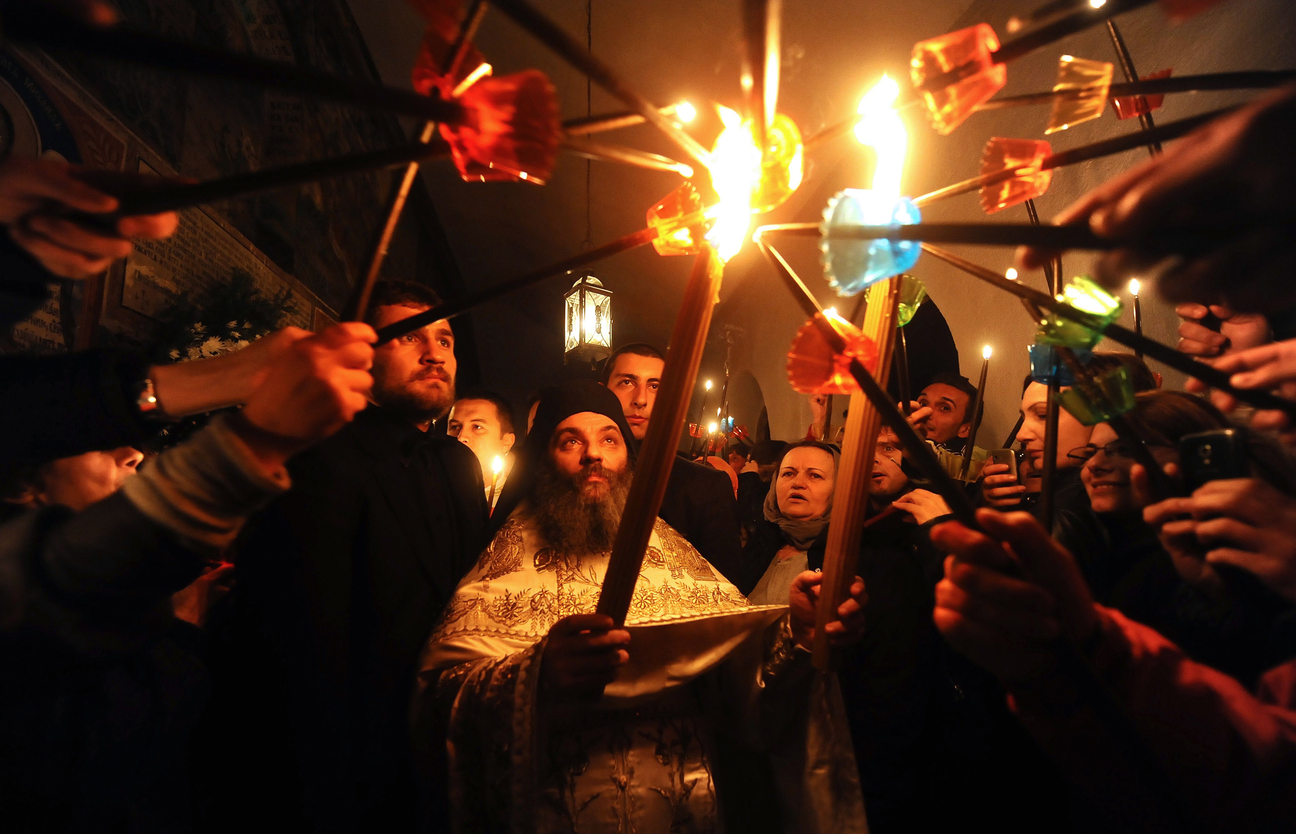 Lumina Sfanta se va aprinde la Ierusalim in Sambata Mare. Obiceiurile din jurul ceremoniei