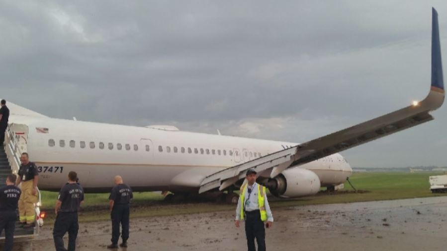 Incident aviatic pe aeroportul din Houston, SUA. Un avion a iesit de pe pista, dupa o manevra gresita