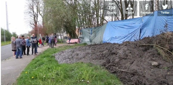Primarul unei localitati din Franta a turnat cateva remorci de noroi peste o tabara ilegala de tigani. VIDEO