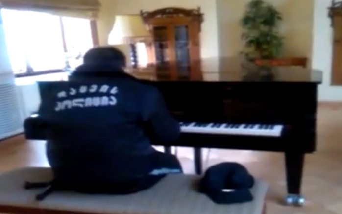 Imagini emotionante. Paznicul unui biblioteci, filmat fara sa stie in timp ce canta spectaculos la pian. VIDEO