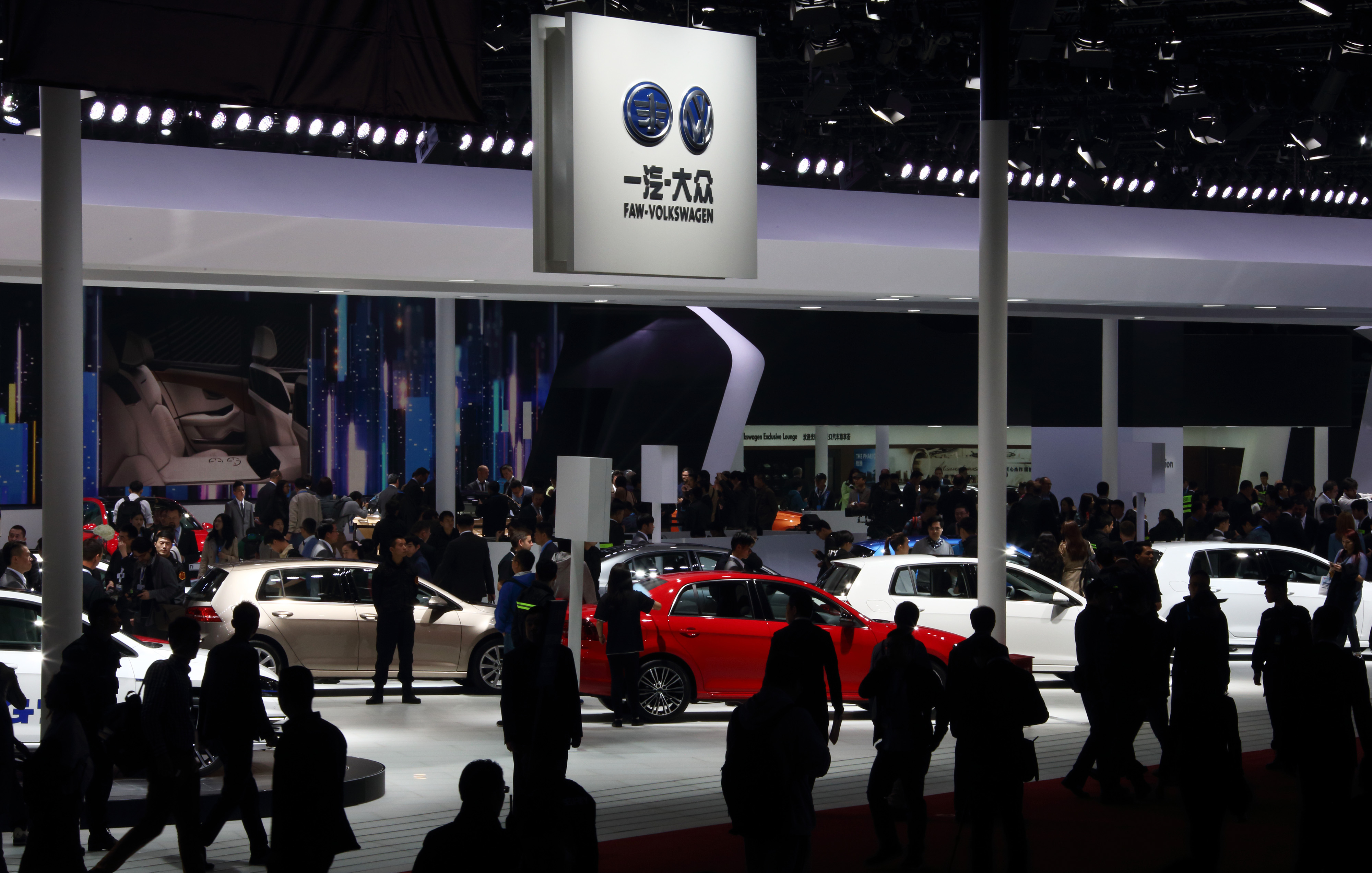 Organizatorii celui mai mare salon auto din China au interzis modelele imbracate sumar care pozeaza pe masini. Cum au motivat