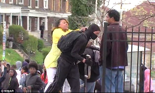 Reactia unei mame cand si-a vazut fiul aruncand cu pietre in politistii din Baltimore: l-a batut in mijlocul protestelor