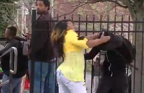 Bataie pe strada: o mama isi loveste fiul care a luat parte la violentele din Baltimore