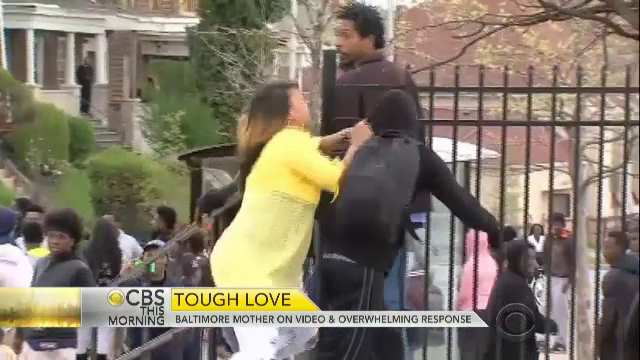 A fost numita mama anului dupa ce si-a batut fiul LIVE la TV. Mama protestatarului din Baltimore: Voiam sa-l duc la loc sigur