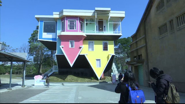 Casa cu susul in jos, creatia bizara a unor arhitecti din Taiwan care atrage turistii. Cum a fost amenajat interiorul