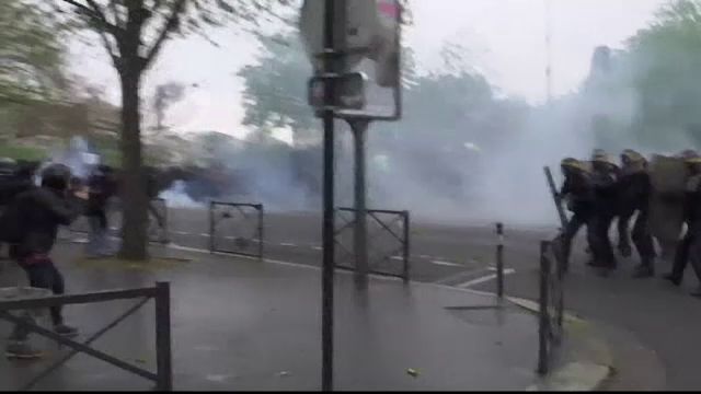 Ciocniri violente intre protestatari si forte de ordine, in Franta. Motivul pentru care 130.000 de oameni au iesit in strada