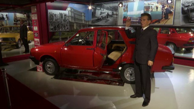 Masini din perioada dictatorilor comunisti, expuse intr-un muzeu din Varna. Langa ce automobil apare Nicolae Ceausescu