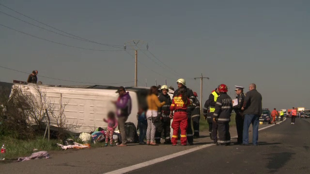 Plan ROSU de interventie pe autostrada A1. Un microbuz s-a rasturnat si 12 persoane au fost ranite, printre care 6 copii