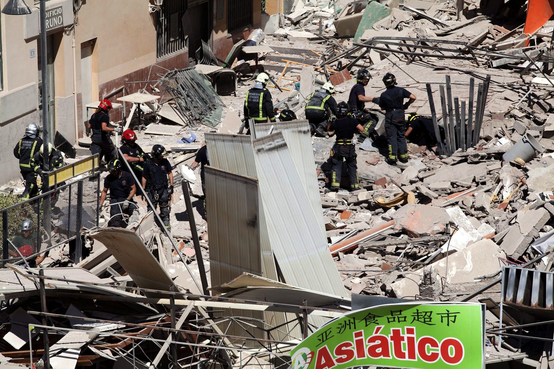 Un bloc de patru etaje s-a prabusit, in Tenerife. Cinci oameni au murit si alti doi sunt dati disparuti