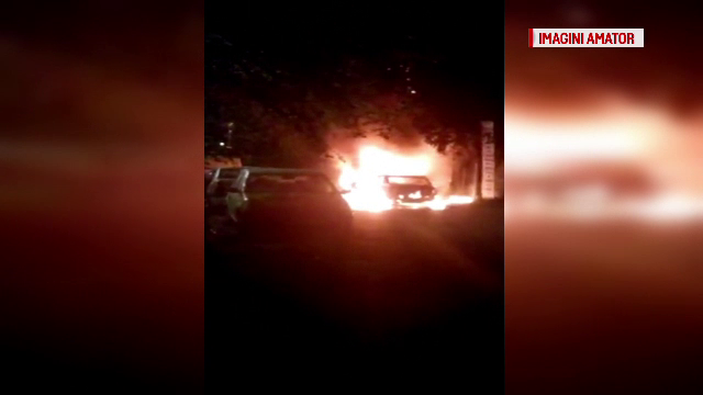 Trei masini distruse intr-un incendiu, la Mamaia. Pompierii cred ca flacarile au fost provocate intentionat