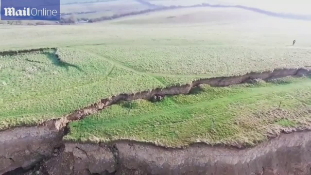 O alunecare de teren a dus la aparitia unui fenomen rar pe Coasta Jurassicului. Imaginile spectaculoase surprinse cu o drona