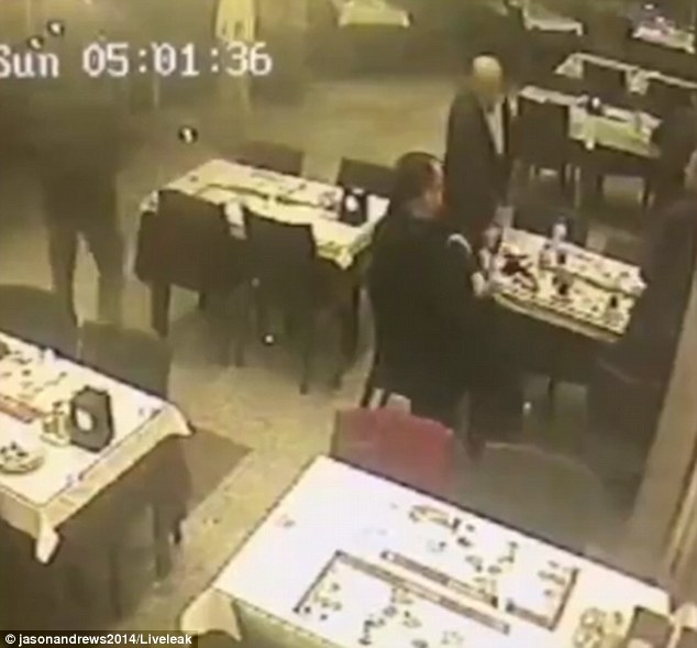 Motivul absurd pentru care un barbat si-a impuscat mortal prietenul intr-un restaurant. Incidentul, surprins de camere