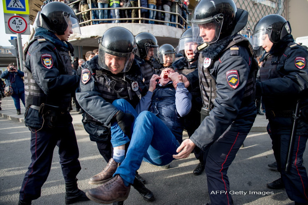 29 de manifestanti arestati la Moscova, in timp ce Medvedev schiaza la Soci, flancat de bodyguarzi: 