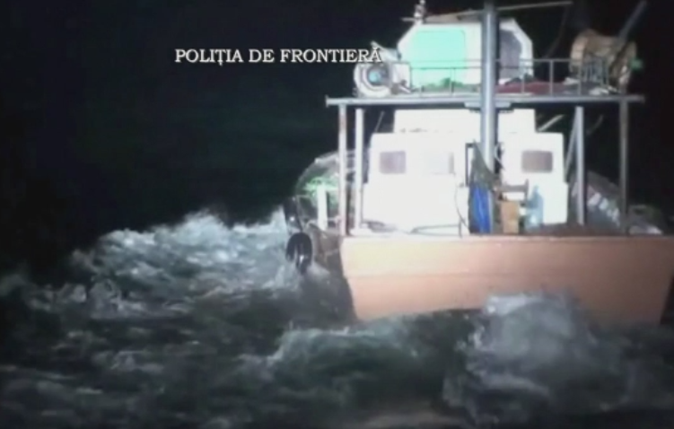 Urmarire cu focuri de arma in Marea Neagra. Un pescador turcesc a intrat intentionat intr-o nava a Garzii de Coasta
