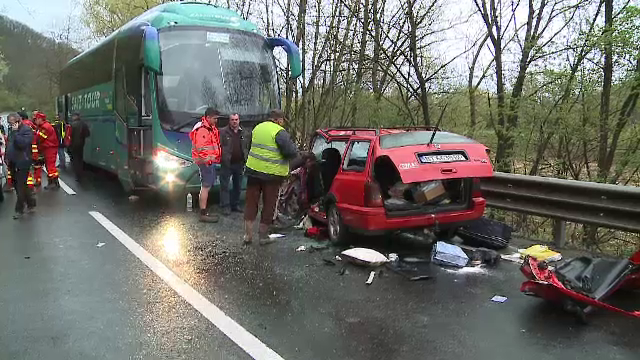 Un autocar cu 28 de pasageri romani a intrat pe contrasens, pe DN7, si a izbit un autoturism. Cinci persoane au fost ranite