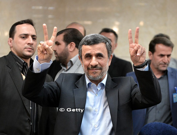 Mahmoud Ahmadinejad l-a sfidat pe liderului suprem iranian si si-a depus candidatura in alegerile prezidentiale din mai
