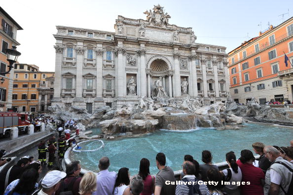 Aproximativ 1,5 milioane de dolari in monede au fost aruncate anul trecut in Fontana di Trevi. Care sunt superstitiile