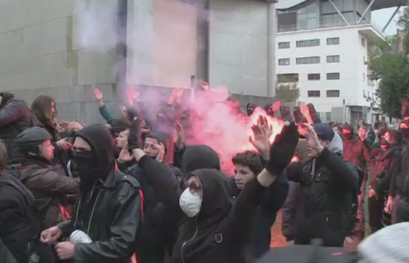 Proteste violente la Paris la o intalnire electorala a lui Marine le Pen. Candidata promite ca va suspenda imigratia legala