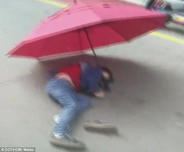 Un copil de sapte ani s-a aruncat de la etajul zece folosind o umbrela pe post de parasuta. Ce incerca sa faca