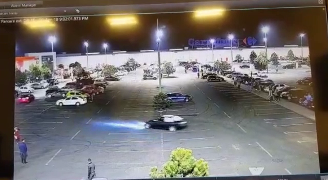 Șoferul oprit cu focuri de armă, pentru că a făcut drifturi în parcarea unui mall, cercetat în libertate