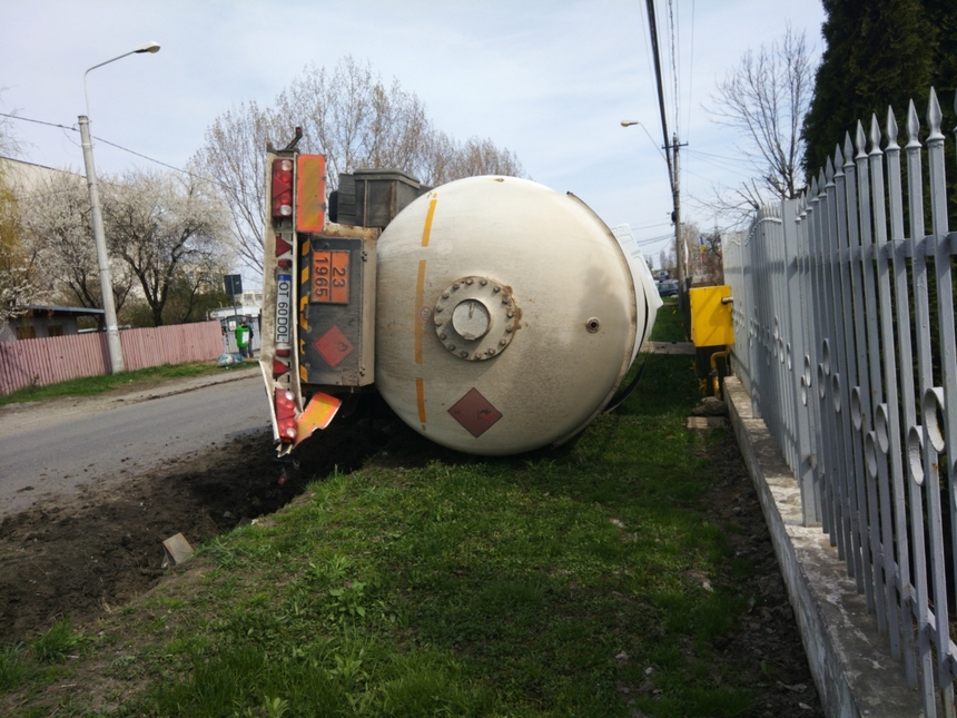 Cisternă cu GPL, răsturnată în Ploieşti. Zona a fost izolată de poliţie