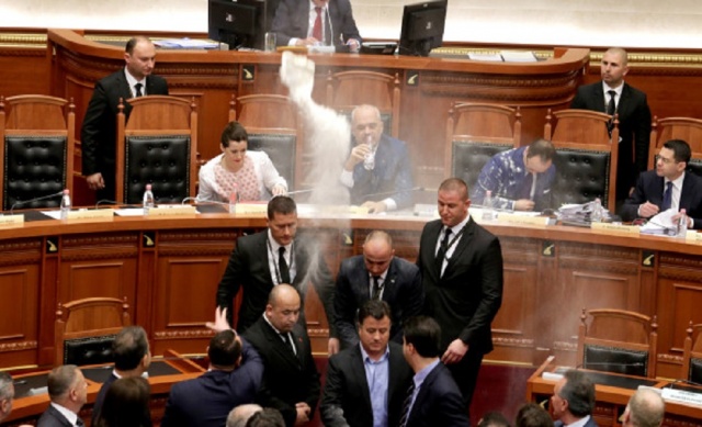 Prim-ministrul albanez a fost atacat cu ouă şi făină. VIDEO
