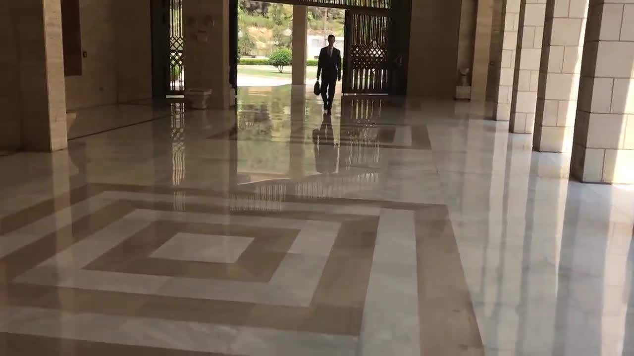 Bashar al-Assad, filmat când vine la birou după atacul american. 