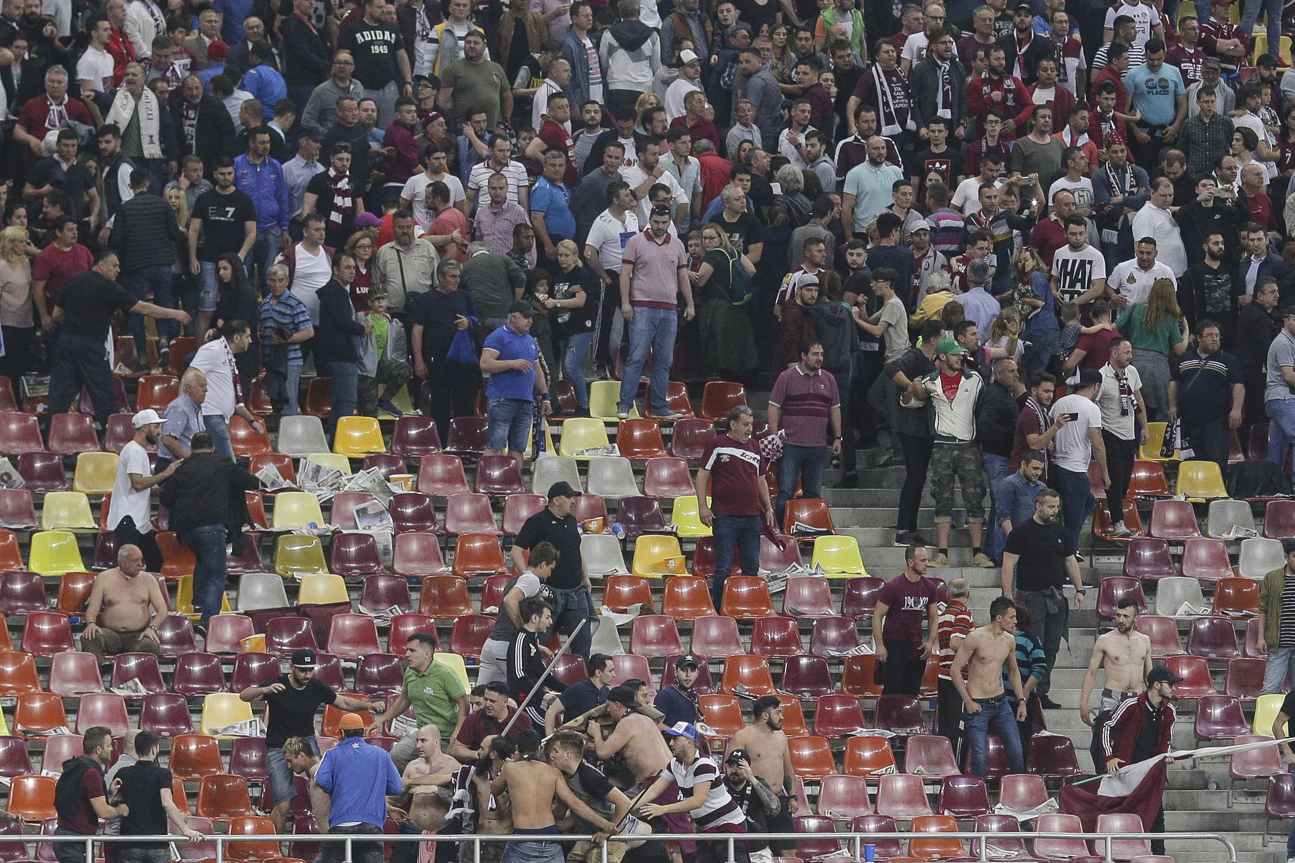 VIDEO  Incidente în tribune la CSM Slatina - Steaua. Jandarmii au