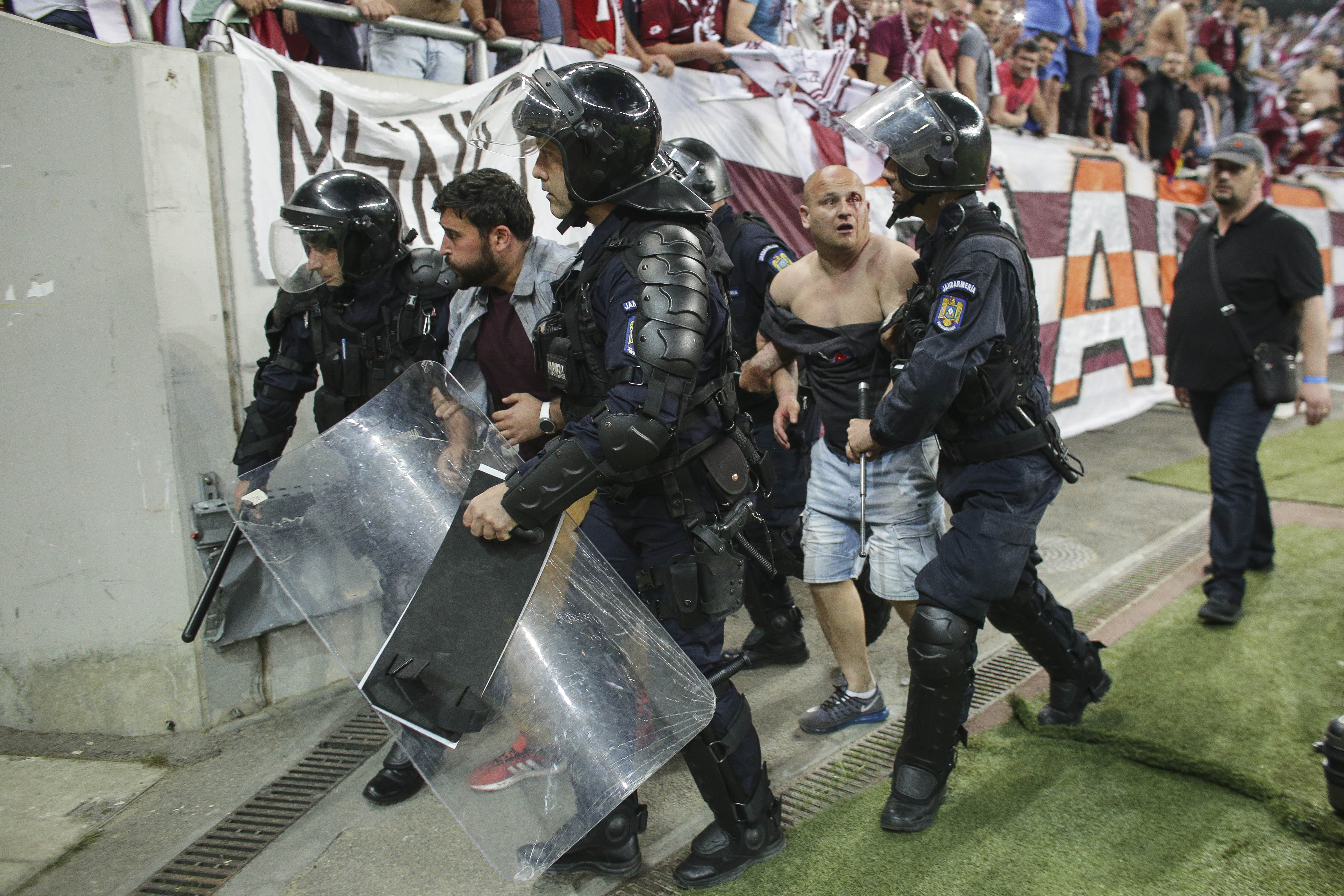 VIDEO  Incidente în tribune la CSM Slatina - Steaua. Jandarmii au