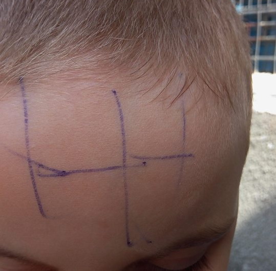 Copil de 4 ani umilit de educatoare, care i-a scris cu pixul pe frunte. ISJ Gorj a declanșat anchetă