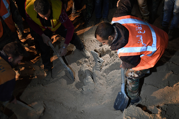 Zeci de cadavre, descoperite într-o groapă comună în oraşul Raqqa