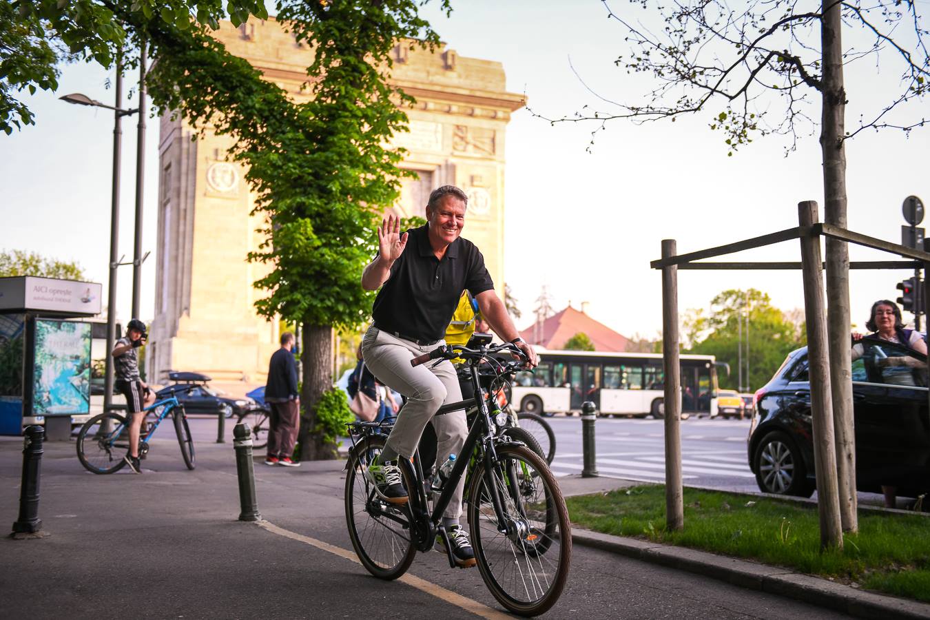 Klaus Iohannis pe bicicletă, în parcul Regele Mihai I din București