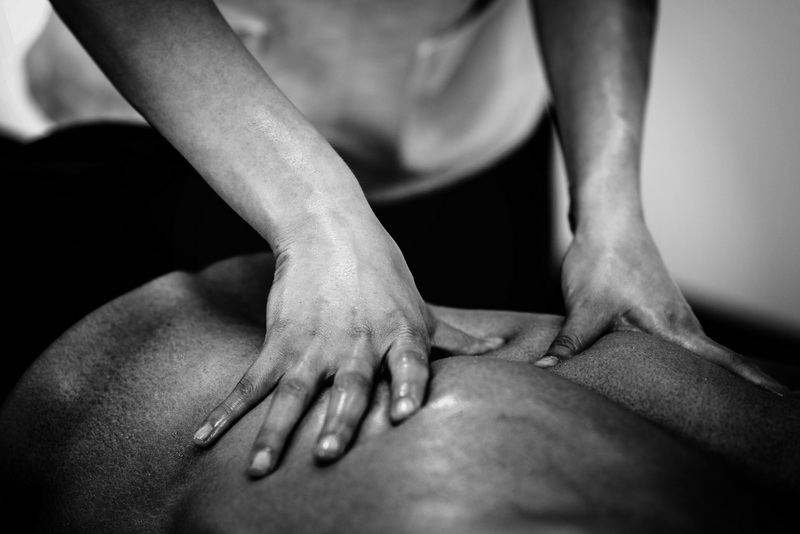 Maseuză, jefuită de un tânăr care a cerut un masaj erotic. Cum l-au prins polițiștii