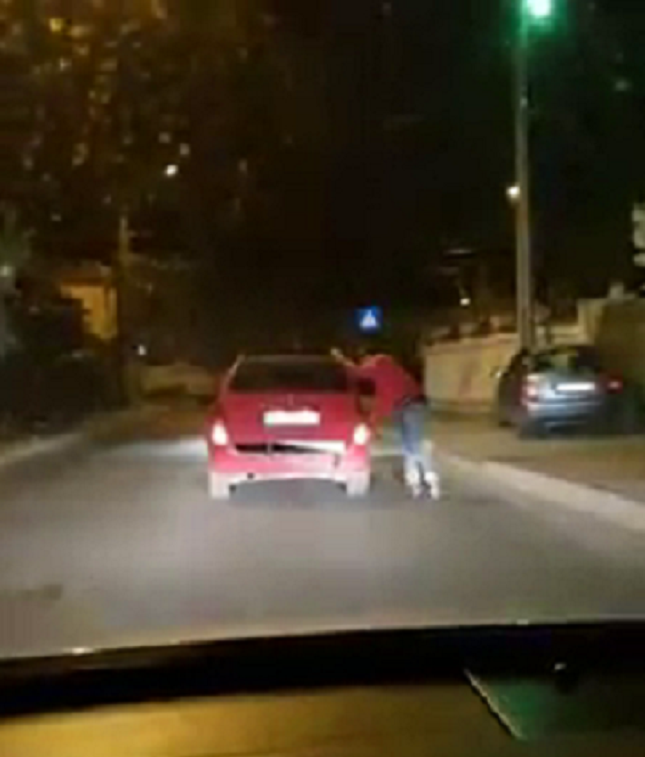 Tânăr surprins mergând pe role, în timp ce se ține de o mașină, pe o stradă din Craiova