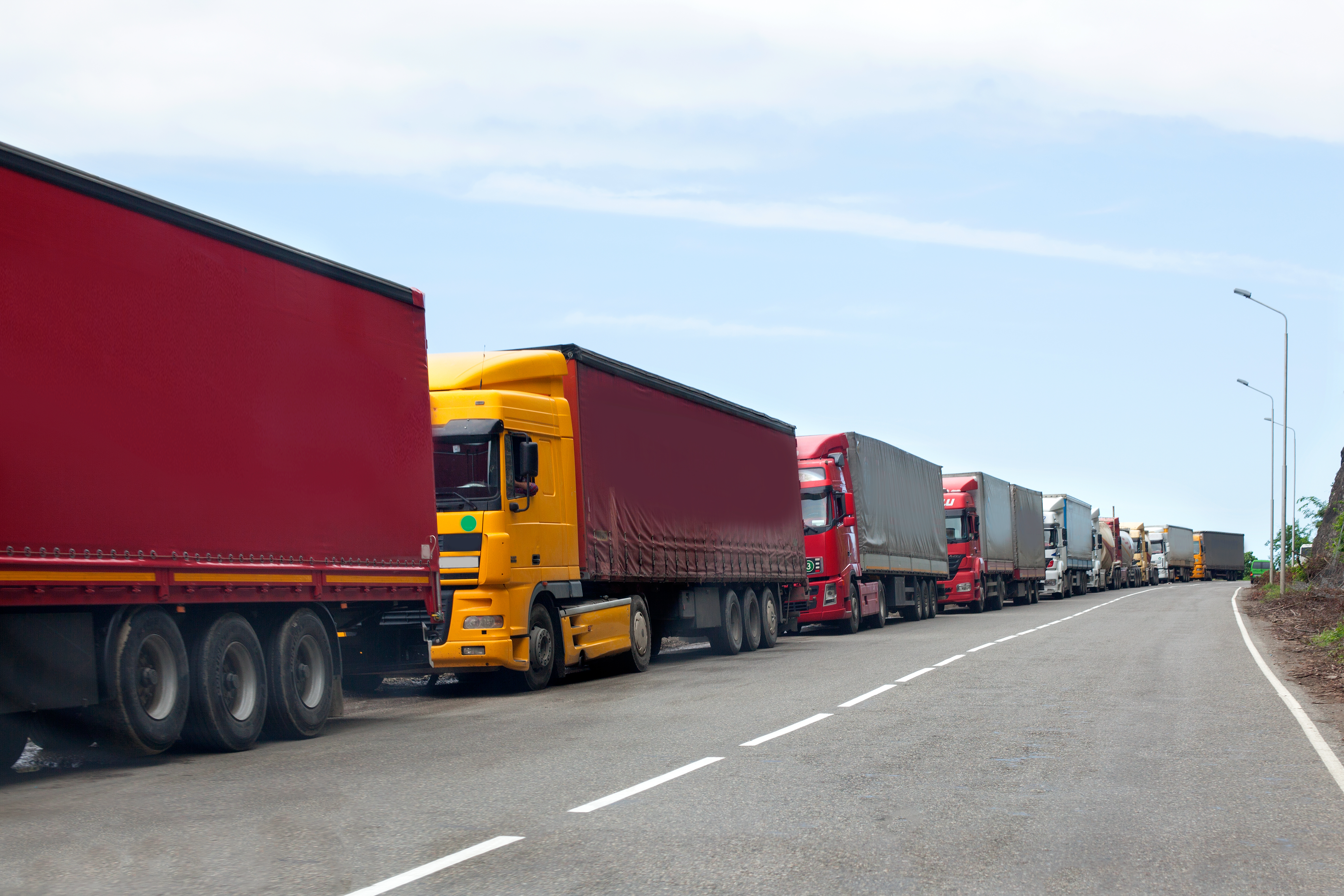 Criză în transporturi. Mii de camioane românești riscă să fie trase pe dreapta din lipsă de AdBlue