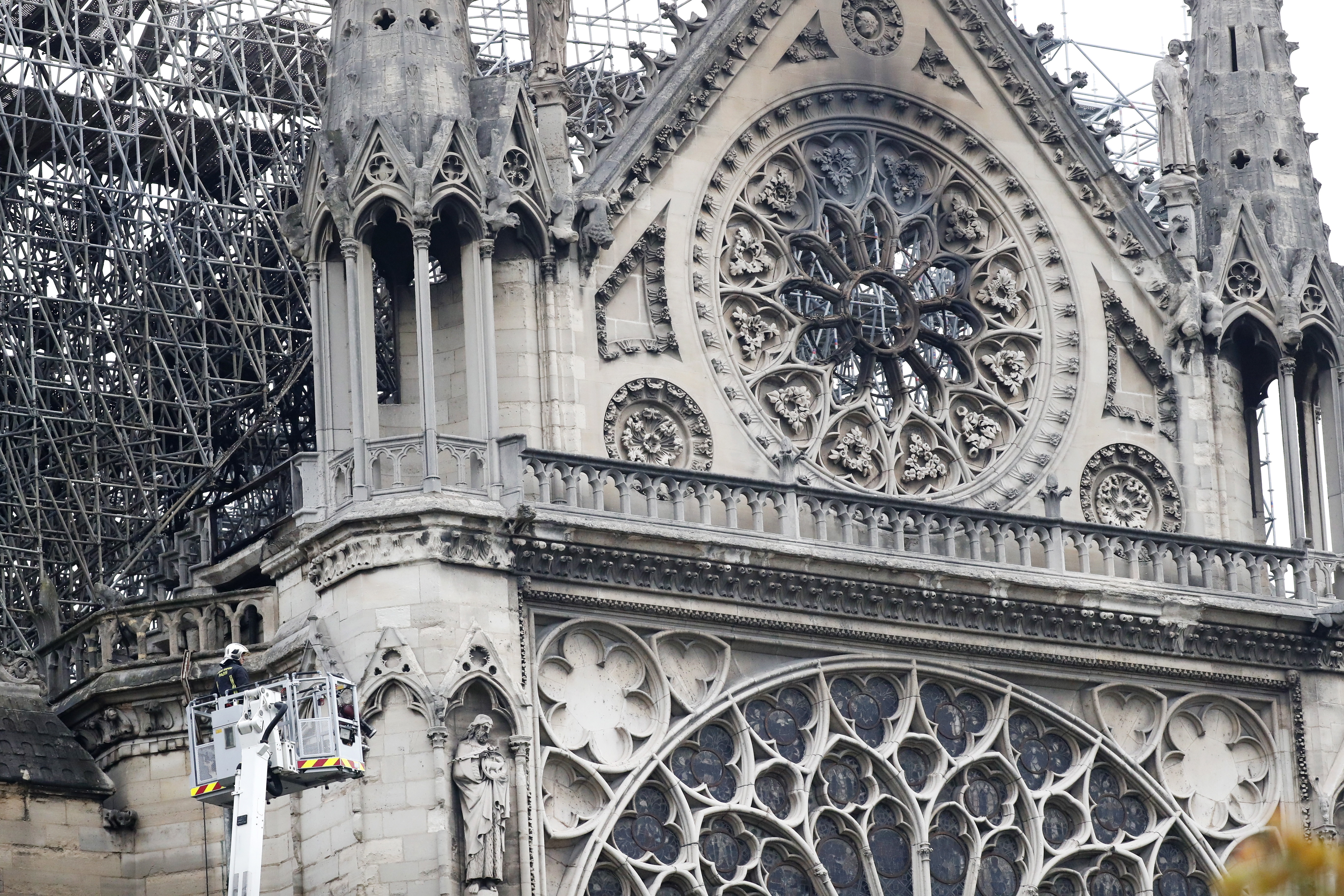 Incendiu la Notre Dame. Clopotele tuturor catedralelor din Franţa bat miercuri seară