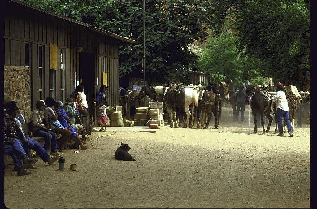 Povestea tribului care trăiește de sute de ani în interiorul Marelui Canion. GALERIE FOTO - Imaginea 12