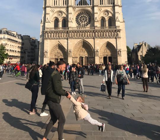 Soarta tatălui pozat jucându-se cu fetița lui chiar înainte de incendiul de la Notre-Dame